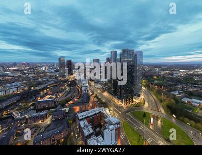 Die Sonnenaufgänge über dem Deansgate Square, einem Wolkenkratzer am südlichen Rand des Manchester City Centre, UK, werden sie genannt, Nord, West, Stockfoto