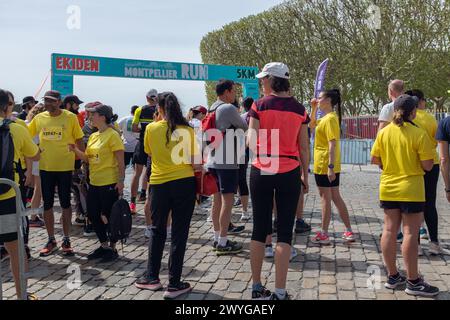 Montpellier, Frankreich. April 2024. Publikum und Läufer vor dem Abfahrtsbogen des Staffellaufs Ekiden während des Montpellier Run Festivals. Credit ReportageMPL/Alamy Live News Stockfoto