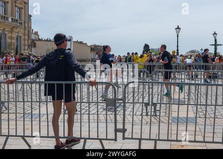 Montpellier, Frankreich. April 2024. Die Läufer wärmen sich vor dem Rennen in Ekiden vor dem Triumphbogen während des Montpellier Run Festivals auf. Credit ReportageMPL/Alamy Live News Stockfoto
