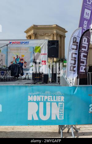 Montpellier, Frankreich. April 2024. Promenade du Peyrou, das Banner des Montpellier Run Festivals, mit dem Wasserturm im Hintergrund. Credit ReportageMPL/Alamy Live News Stockfoto