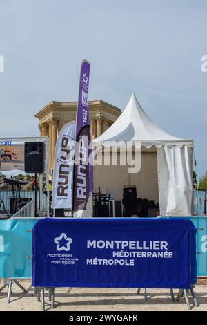 Montpellier, Frankreich. April 2024. Promenade du Peyrou, das Banner Montpellier Méditerranée Métropole während des Montpellier Run Festivals. Credit ReportageMPL/Alamy Live News Stockfoto