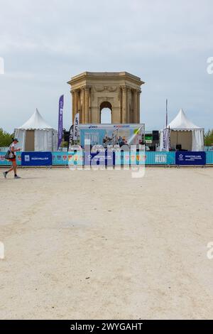 Montpellier, Frankreich. April 2024. Die Bühne wurde für Musikbands vorbereitet, die nach den Rennen des Tages im Dorf Montpellier Run Festival (vertikal) spielen. Credit ReportageMPL/Alamy Live News Stockfoto