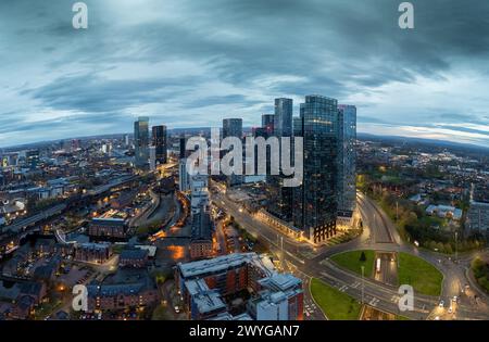 Die Sonnenaufgänge über dem Deansgate Square, einem Wolkenkratzer am südlichen Rand des Manchester City Centre, UK, werden sie genannt, Nord, West, Stockfoto