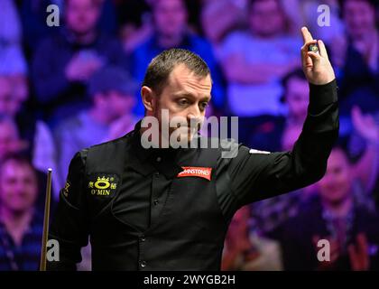 Manchester, Großbritannien. April 2024. Mark Allen winkt der Menge zu, nachdem er während der Johnstone's Paint Tour Championships am 6. April 2024 in Manchester Central, Manchester, Großbritannien (Foto: Cody Froggatt/News Images) am 6. April 2024 in Manchester, Großbritannien, einen Ball gepocht hat. (Foto: Cody Froggatt/News Images/SIPA USA) Credit: SIPA USA/Alamy Live News Stockfoto