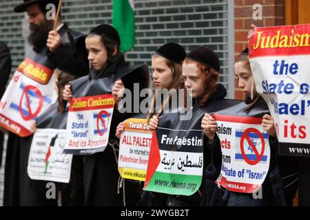 Orthodoxe Juden halten Plakate vor dem Innenministerium in Westminster während des Al-Quds-Tages, der vom Justizkomitee für Palästina organisiert wird. Die jährliche Veranstaltung findet statt, um Palästina zu unterstützen und sich gegen die israelische Besetzung palästinensischer Gebiete zu wehren. Stockfoto