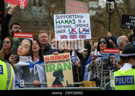 London, Großbritannien. April 2024. Während des Al-Quds-Tages-Protestes, der vom Justizkomitee für Palästina organisiert wird, halten Gegenprotestierende Plakate. Die jährliche Veranstaltung findet statt, um Palästina zu unterstützen und sich gegen die israelische Besetzung palästinensischer Gebiete zu wehren. (Credit Image: © Steve Taylor/SOPA Images via ZUMA Press Wire) NUR REDAKTIONELLE VERWENDUNG! Nicht für kommerzielle ZWECKE! Stockfoto