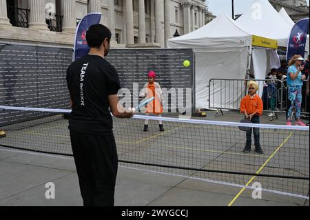 London, Großbritannien. April 2024. Sikh Games - Pickleball England Stand beim Sikh 'Vaisakhi Festival 2024', wo Sie Aufführungen sehen und von der Sikh Community in Trafalgar Square, London, Großbritannien, kostenlos Tee und Essen bekommen. Quelle: Siehe Li/Picture Capital/Alamy Live News Stockfoto