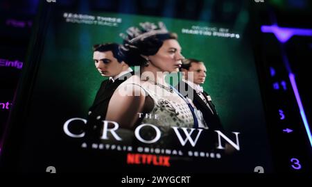 Viersen, Deutschland - 3. April. 2024: Netflix-Serie Poster der Crown Cover auf dem Smartphone-Bildschirm auf der Computertastatur Stockfoto