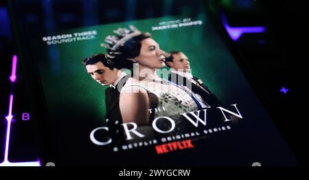 Viersen, Deutschland - 3. April. 2024: Netflix-Serie Poster der Crown Cover auf dem Smartphone-Bildschirm auf der Computertastatur Stockfoto