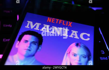 Viersen, Deutschland - 3. April. 2024: Poster der Netflix-Serie auf dem Bildschirm des Smartphones auf der Computertastatur Stockfoto