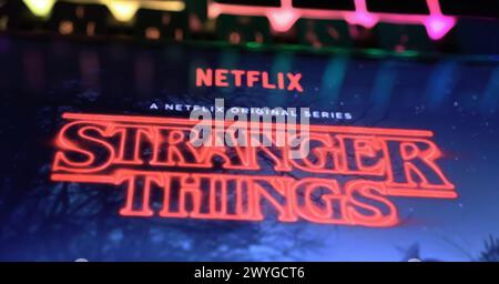 Viersen, Deutschland - 3. April. 2024: Poster der Netflix-Serie Stranger Things Cover auf dem Smartphone-Bildschirm auf der Computertastatur Stockfoto