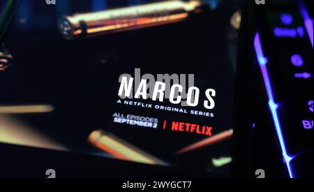 Viersen, Deutschland - 3. April. 2024: Cover-Poster der Netflix-Serie Narcos auf dem Smartphone-Bildschirm auf der Computertastatur Stockfoto