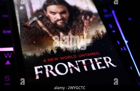 Viersen, Deutschland - 3. April. 2024: Frontier Coster der Netflix-Serie auf dem Smartphone-Bildschirm auf der Computertastatur Stockfoto