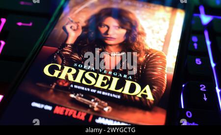 Viersen, Deutschland - 3. April. 2024: Griselda-Cover-Poster der Netflix-Serie auf dem Smartphone-Bildschirm auf der Computertastatur Stockfoto