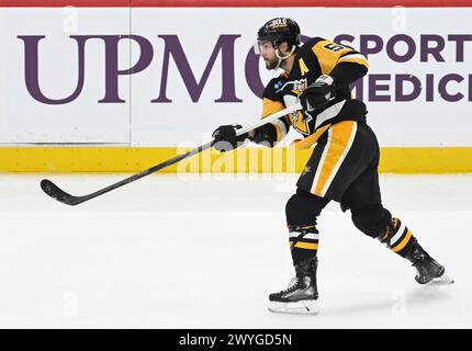 Pittsburgh, Usa. April 2024. Der Verteidiger Kris Letang (58) der Pittsburgh Penguins schießt und erzielt am Samstag, den 6. April 2024, in der PPG Paints Arena in Pittsburgh in der zweiten Phase gegen die Tampa Bay Lightning. Foto von Archie Carpenter/UPI. Quelle: UPI/Alamy Live News Stockfoto