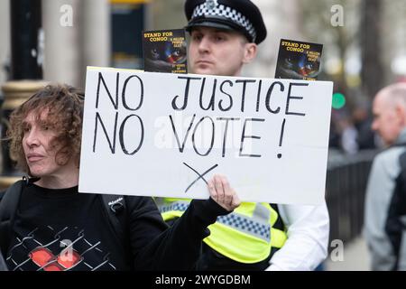 London, Großbritannien. 6. April 2024. Kongolesische Diaspora und Unterstützer protestieren im Zentrum Londons gegen die Gewalt in der Demokratischen Republik Kongo, wo die Kämpfe zwischen kongolesischen Truppen und der ruandischen M23-Rebellengruppe im Osten der Demokratischen Republik Kongo intensiviert wurden. Die Demonstranten marschierten vor dem Londoner Hauptquartier von Apple, dessen Produkte Mineralien enthalten, die in der ressourcenreichen Demokratischen Republik Kongo abgebaut wurden, und stellten einen kurzen Straßenblock der Regent Street auf, und forderten die britische Regierung auf, die Regierung Ruandas nicht mehr zu unterstützen. Quelle: Ron Fassbender/Alamy Live News Stockfoto