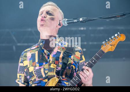 Max Casacci von Subsonica spielte Gitarre während der Subsonica 2024 Tour im PalaUnical am 3. April 2024 in Mantua, Italien. Stockfoto