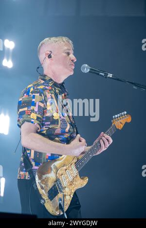 Max Casacci von Subsonica spielte Gitarre während der Subsonica 2024 Tour im PalaUnical am 3. April 2024 in Mantua, Italien. Stockfoto