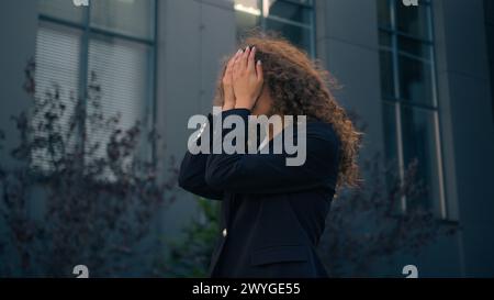Gestresst aufgebracht Unwohl Kaukasische Dame Mädchen Geschäftsfrau fühlt Stress Verzweiflung Trauer Angst Emotion traurige Angst Ärger Ausfall in der Stadt schwierig Stockfoto