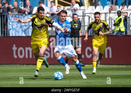 Flavio Bianchi von Brescia Calcio FC gefolgt von Stefano Moreo vom Pisa Sporting Club 1909 während des italienischen Fußball-Meisterschaftsspiels der Serie B dazwischen Stockfoto