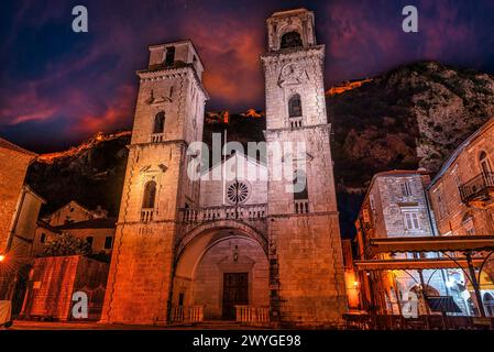 Dramatischer Himmel über der St. Tryphon Kathedrale in Kotor, Montenegro Stockfoto