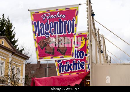 Schwabmünchen, Bayern, Deutschland - 17. März 2024: Magenbrotzeichen an einem Süßigkeiten-Stand auf einem Jahrmarkt *** Magenbrot Schild an einem Süßigkeiten-Stand auf einem Jahrmarkt Stockfoto