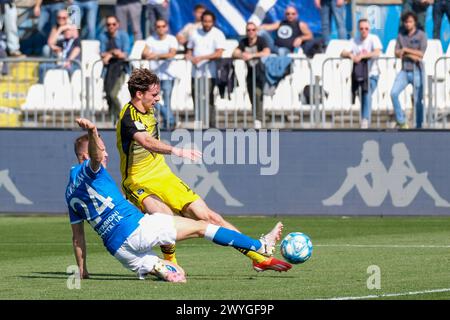 Matteo Tramoni vom Pisa Sporting Club 1909 im Gegensatz zu Lorenzo Maria Dickmann vom Brescia Calcio FC während der italienischen Serie B Fußball-Meisterschaft MAT Stockfoto