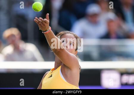 Charleston, South Carolina, USA. April 2024. (4) DARIA KASATKINA dient den Ball (1) JESSICA PEGULA aus den USA während des Halbfinals der Credit One Charleston Open (Credit Image: © Maxwell Vittorio/ZUMA Press Wire) NUR ZUR REDAKTIONELLEN VERWENDUNG! Nicht für kommerzielle ZWECKE! Stockfoto