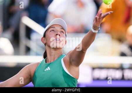 Charleston, South Carolina, USA. April 2024. (1) JESSICA PEGULA aus den USA dient den Ball (4) DARIA KASATKINA während des Halbfinals der Credit One Charleston Open (Credit Image: © Maxwell Vittorio/ZUMA Press Wire) NUR ZUR REDAKTIONELLEN VERWENDUNG! Nicht für kommerzielle ZWECKE! Stockfoto