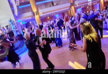 Hamburg, Deutschland. April 2024. Die Teilnehmer tanzen während des „Blue Ball“ mit einer Spendengala für die UKE Kinderkrebsstation im Ballsaal des Hotels „Grand Elysee“. Quelle: Georg Wendt/dpa/Alamy Live News Stockfoto