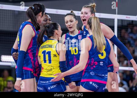 Florenz, Italien. April 2024. Jubel von Scandiccis Spielern während der Playoffs - Savino Del Bene Scandicci vs Allianz Vero Volley Milano, Volleyball Italian Serie A1 Women Match in Florenz, Italien, 06. April 2024 Credit: Independent Photo Agency/Alamy Live News Stockfoto