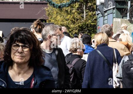 Überfüllte Straße in der Pusher Street in Freetown Christiania während eines Aktionstages Samstag, 6. April 2024. Bei einem Treffen in Christiania im März wurde beschlossen, die sogenannte Pusher Street im berühmten Kopenhagener Viertel während eines sogenannten Aktionstages am 6. April auszugraben. Es ist geplant, dass Christianitter mit Hilfe von Arbeitern die Straße ausgräbt. Menschen außerhalb von Christiania sind herzlich eingeladen, sich daran zu beteiligen, wie der Sprecher von Christiania informiert hat. Durch das Ausgraben der Straße hoffen die Bewohner von Christiania, kriminelle Banden davon abzuhalten, ihren Drogenhandel am Standort Kopenhagen fortzusetzen Stockfoto