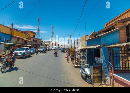 Antananarivo, Madagaskar. Oktober 2023. Straße von Antananarivo. Menschen leiden unter Armut langsame Entwicklung Land. Stadtbewohner, die über sie eilten Stockfoto