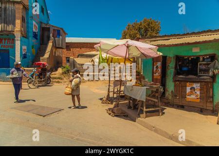 Antananarivo, Madagaskar. Oktober 2023. Straße von Antananarivo. Menschen leiden unter Armut langsame Entwicklung Land. Stadtbewohner, die über sie eilten Stockfoto