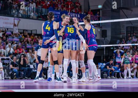 Florenz, Italien. April 2024. Jubel von Scandiccis Spielern während der Playoffs - Savino Del Bene Scandicci vs Allianz Vero Volley Milano, Volleyball Italian Serie A1 Women Match in Florenz, Italien, 06. April 2024 Credit: Independent Photo Agency/Alamy Live News Stockfoto