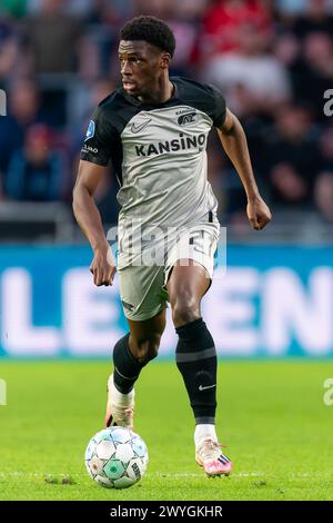 Eindhoven, Niederlande. April 2024. EINDHOVEN, NIEDERLANDE - 6. APRIL: Ernest Poku von AZ Alkmaar spielt mit dem Ball während des niederländischen Eredivisie-Spiels zwischen PSV und AZ im Philips Stadion am 6. April 2024 in Eindhoven, Niederlande. (Foto von Joris Verwijst/Orange Pictures) Credit: Orange Pics BV/Alamy Live News Stockfoto