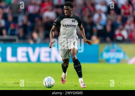 Eindhoven, Niederlande. April 2024. EINDHOVEN, NIEDERLANDE - 6. APRIL: Ernest Poku von AZ Alkmaar spielt mit dem Ball während des niederländischen Eredivisie-Spiels zwischen PSV und AZ im Philips Stadion am 6. April 2024 in Eindhoven, Niederlande. (Foto von Joris Verwijst/Orange Pictures) Credit: Orange Pics BV/Alamy Live News Stockfoto