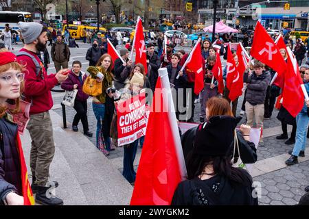 New York, NY, USA. April 2024. Die Revolutionären Kommunisten Amerikas, die nicht der Revolutionären Kommunistischen Partei der USA angehören, schwenkten rote Fahnen mit weißen Hämmern und Sicheln, als sie sich auf dem Union Square versammelten, um den Kapitalismus zu verunglimpfen und die Unterstützung der Öffentlichkeit für eine kommunistische Revolution zu gewinnen. Quelle: Ed Lefkowicz/Alamy Live News Stockfoto