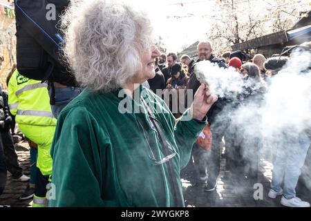 Bei einem Treffen in Christiania im März wurde beschlossen, die sogenannte Pusher Street im berühmten Kopenhagener Viertel heute am Samstag, den 6. April 2024, während eines sogenannten Aktionstages auszugraben. Es ist geplant, dass Christianitter mit Hilfe von Arbeitern die Straße ausgräbt. Menschen außerhalb von Christiania sind herzlich eingeladen, sich daran zu beteiligen, wie der Sprecher von Christiania informiert hat. Durch das Ausgraben der Straße hoffen die Bewohner von Christiania, kriminelle Banden davon abzuhalten, ihren Drogenhandel am Standort Kopenhagen Pusher Street Dänemark fortzusetzen Copyright: XKristianxTuxenxLadegaardxBergx 2E6A2181 Stockfoto