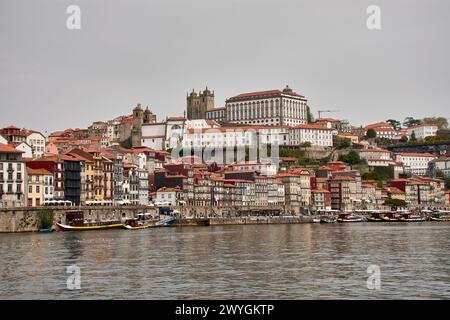 Porto, Portugal - 28. März 2022; Skyline der Altstadt von Porto vor dem Fluss Douro. Porto am Flussufer des Viertels Ribeira; das Dou Stockfoto