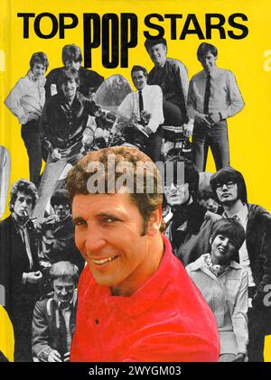 1969 Titelbild des Buches Top Pop Stars von Ken Ferguson. Auf dem Cover sind Tom Jones, Bob Dylan, Elvis Presley, Cilla Black, Manfred Mann und die Hollies. Stockfoto