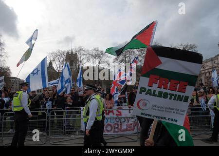 London, Großbritannien. April 2024. Die israelischen Unterstützer sind gegen die Protestkundgebung zum Al-Quds-Tag, die von der Islamischen Menschenrechtskommission organisiert wird. Bei der Veranstaltung, die zur Verurteilung des anhaltenden Konflikts im Nahen Osten aufruft, treffen sich die Teilnehmer im Innenministerium und marschieren in Richtung Downing Street. Quelle: Atlantico Press/Alamy Live News Stockfoto