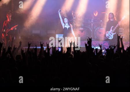 München, Deutschland. April 2024. München, 5. April 2024: Beyond the Black auf der Bühne während der Dancing in the Dark Tour 2024 in der Tonhalle, München. (Sven Beyrich/SPP) Credit: SPP Sport Press Photo. /Alamy Live News Stockfoto