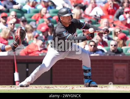 St. Louis, Usa. April 2024. Miami Marlins Nick Fortes legt im dritten Inning gegen die St. eine Bunt ab Louis Cardinals im Busch Stadium in St. Louis am Samstag, 6. April 2024. Foto: Bill Greenblatt/UPI Credit: UPI/Alamy Live News Stockfoto
