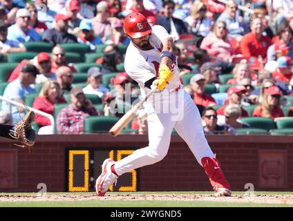 St. Louis, Usa. April 2024. St. Louis Cardinals Ivan Herrera schließt sich im vierten Inning gegen die Miami Marlins im Busch Stadium in St. an Louis am Samstag, 6. April 2024. Foto: Bill Greenblatt/UPI Credit: UPI/Alamy Live News Stockfoto