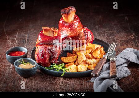 Frisch und knusprig gebratene Schinkenbrut mit Kartoffeln und eingelegtem Kohl. Gebratene Schweinshaxe mit Kartoffeln. Stockfoto