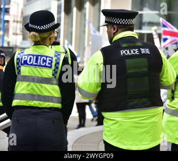 Polizeibeamte von Greater Manchester beobachten einen Protest im Zentrum von Manchester, Großbritannien Stockfoto