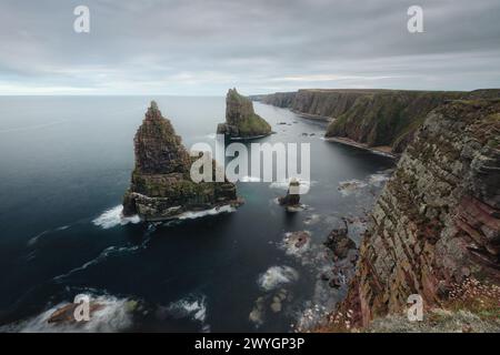 Eine Landschaftsaufnahme von einigen Küstensteinen in Duncansby in Caithness Schottland. Duncansby Stacks, Schottland, Großbritannien. Hochwertige Fotos. Stockfoto