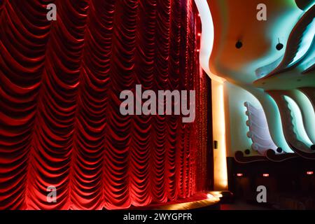 Raj Mandir Theater in Jaipur mit beleuchteten roten Samtstühlen mit Ständen Stockfoto