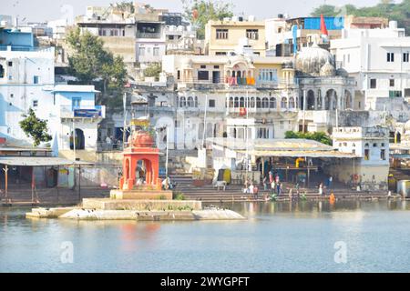 Panoramablick auf den Pushkar Sarovar See, heilige Pilgerfahrt für den Hinduismus in Indien Stockfoto